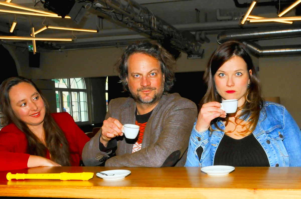 Anna Gitschthaler, Adela Maria Bierich und Daniel Bentz in der Wetziker Garage.